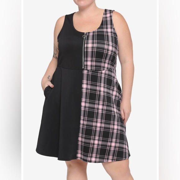 Hot Topic Dresses & Skirts - Hot topic split plaid heart zipper dress nwot plus size